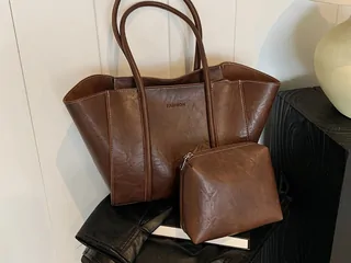 Borsa marrone con pochette, inquadrata dall'alto