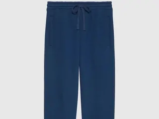 Pantaloni della tuta blu con coulisse, visti dal davanti
