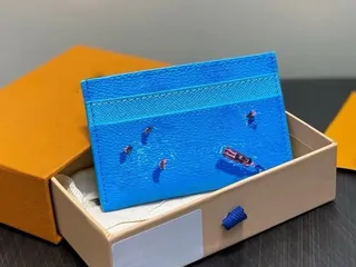 Porta carte azzurro dentro una scatola aperta